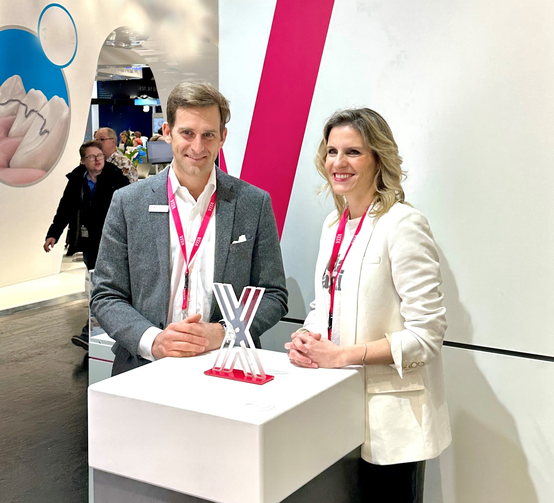Fig. 1 Dr. Emanuel Rauter (left) with Dr. Iris Kraljevic (right), winner of the VITA EXCELLENCE AWARD